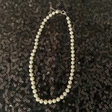 Load image into Gallery viewer, Classic Pearl Necklace